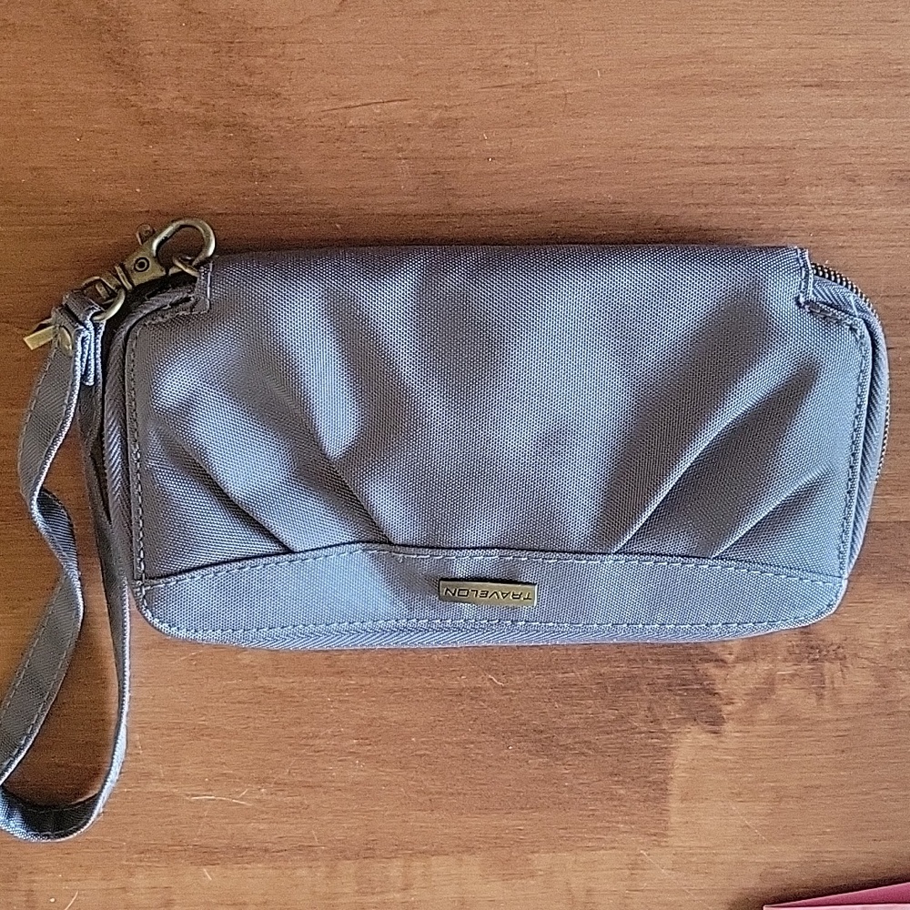 Travelon wristlet with detachable strap